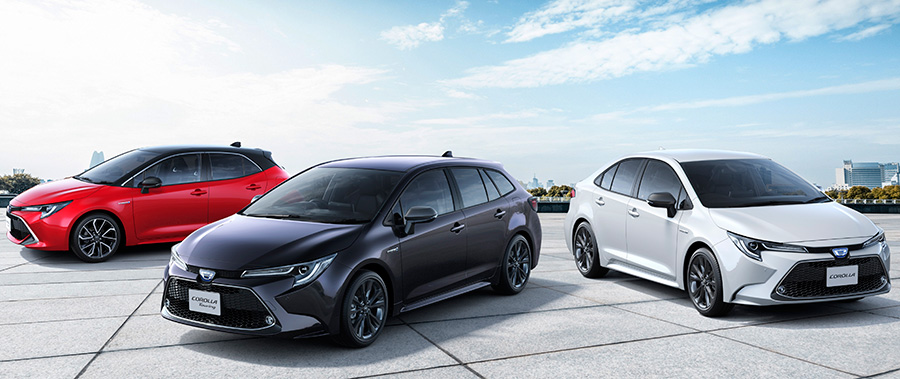 From the left; Corolla Sport HYBRID G "Z" (2WD, options shown), Corolla Touring HYBRID WxB (2WD, options shown), Corolla HYBRID WxB (options shown)