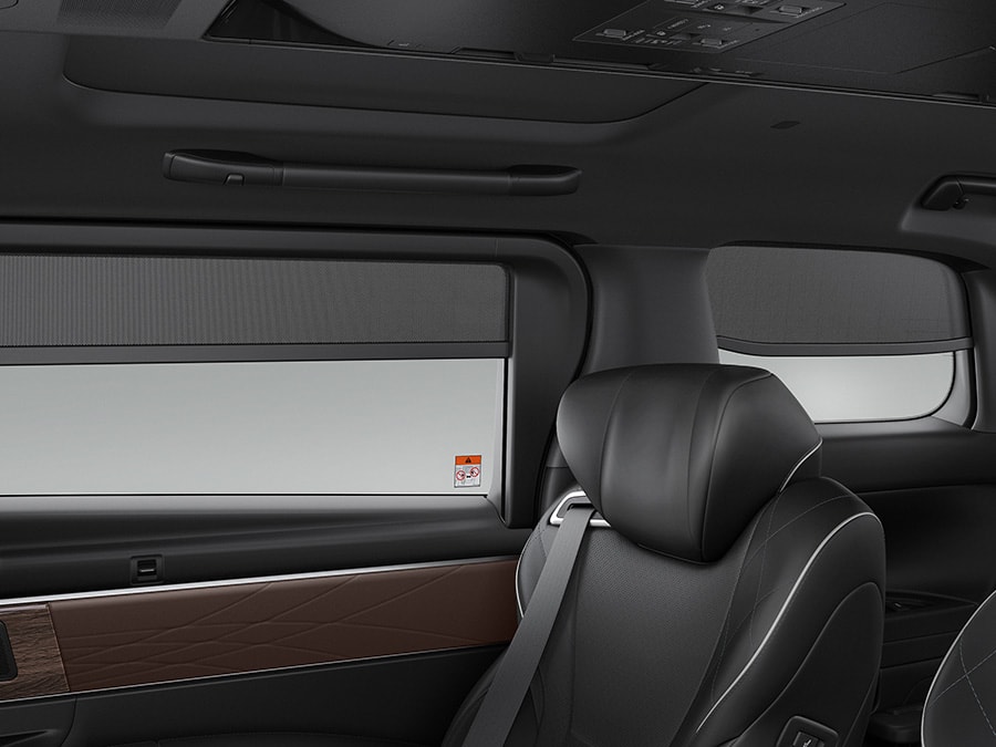 Pull-down side sunshades (Photo shows an Alphard Executive Lounge)