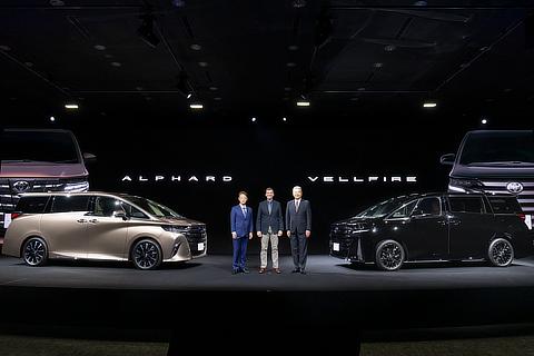 (Left to right) Kenichi Yoshioka, CV Company ZH2, Chief Engineer / Simon Humphries, Field General Manager, Design Field, Vehicle Development Center, Chief Branding Officer / Hiroaki Nakajima, Executive Vice President