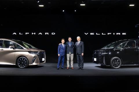 (Left to right) Kenichi Yoshioka, CV Company ZH2, Chief Engineer / Simon Humphries, Field General Manager, Design Field, Vehicle Development Center, Chief Branding Officer / Hiroaki Nakajima, Executive Vice President