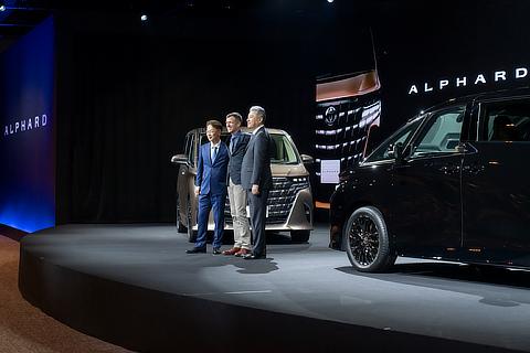 (Left to right) Kenichi Yoshioka, CV Company ZH2, Chief Engineer / Simon Humphries, Field General Manager, Design Field, Vehicle Development Center, Chief Branding Officer / Hiroaki Nakajima, Executive Vice President