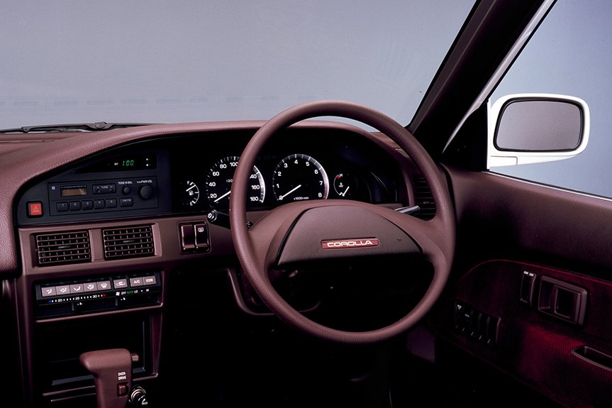 The door windows and mirrors with water-repellant finishing, and the safety pad in the dashboard that successive generation models also kept