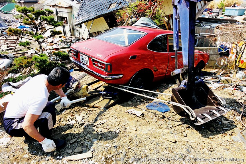 Two months after the disaster, the Corolla was finally detached from the tree