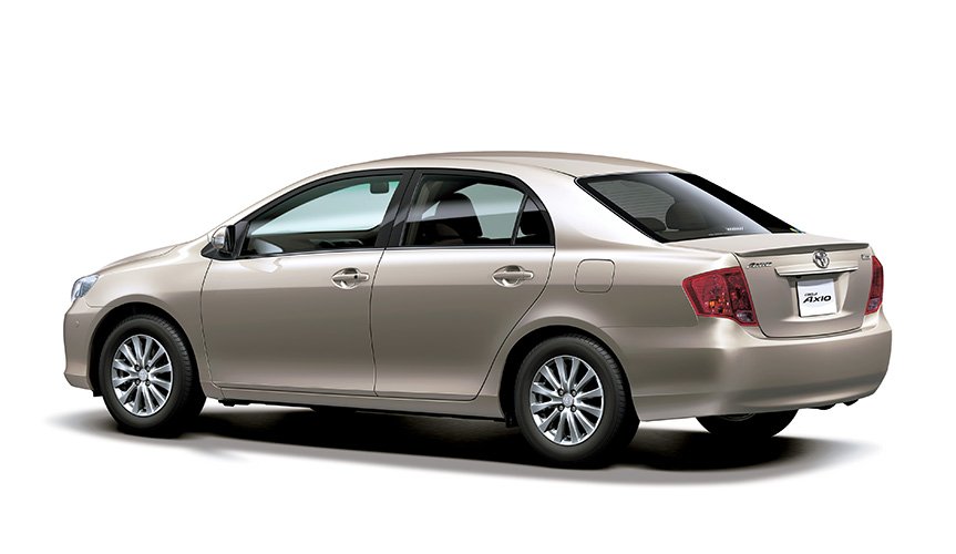 Rear spoilers were fitted to the tenth generation Luxel as a standard feature
